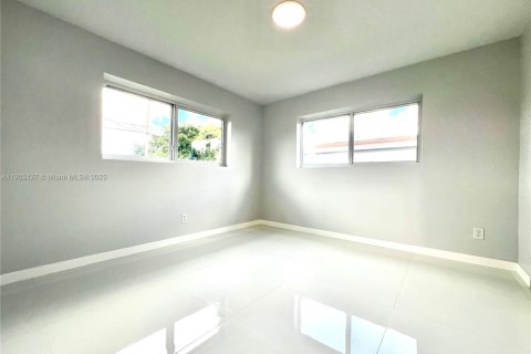 House in Hollywood, Florida 4 bedrooms, 116.5 sq.m. № 1953852 - photo 9