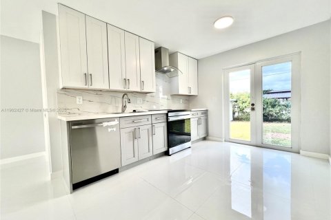 House in Hollywood, Florida 4 bedrooms, 116.5 sq.m. № 1953852 - photo 2