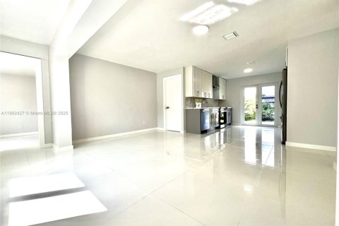 House in Hollywood, Florida 4 bedrooms, 116.5 sq.m. № 1953852 - photo 5