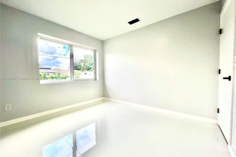 House in Hollywood, Florida 4 bedrooms, 116.5 sq.m. № 1953852 - photo 23