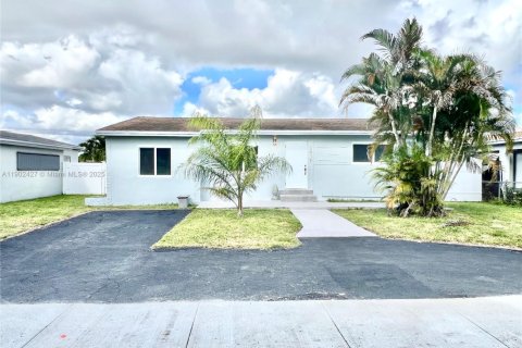 House in Hollywood, Florida 4 bedrooms, 116.5 sq.m. № 1953852 - photo 1