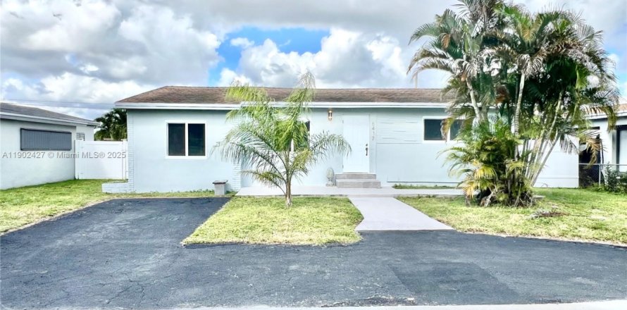 House in Hollywood, Florida 4 bedrooms, 116.5 sq.m. № 1953852