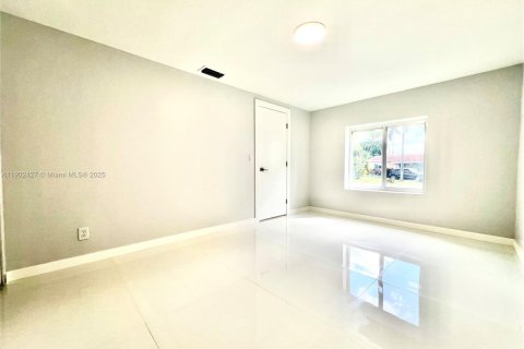 House in Hollywood, Florida 4 bedrooms, 116.5 sq.m. № 1953852 - photo 19