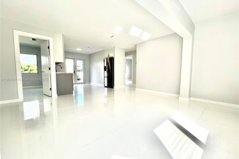 House in Hollywood, Florida 4 bedrooms, 116.5 sq.m. № 1953852 - photo 26