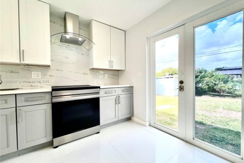 House in Hollywood, Florida 4 bedrooms, 116.5 sq.m. № 1953852 - photo 17