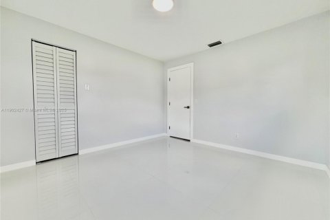 House in Hollywood, Florida 4 bedrooms, 116.5 sq.m. № 1953852 - photo 21