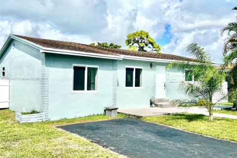 House in Hollywood, Florida 4 bedrooms, 116.5 sq.m. № 1953852 - photo 12