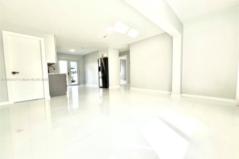 House in Hollywood, Florida 4 bedrooms, 116.5 sq.m. № 1953852 - photo 11