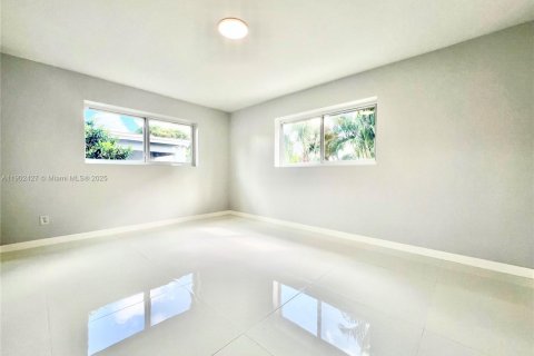 House in Hollywood, Florida 4 bedrooms, 116.5 sq.m. № 1953852 - photo 15