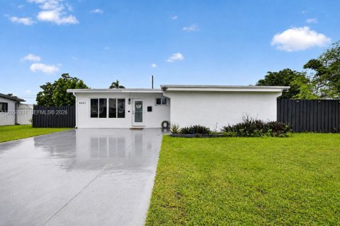 House in Pembroke Pines, Florida 3 bedrooms, 106.65 sq.m. № 2261022