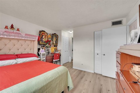Condo in Sunrise, Florida, 2 bedrooms № 2193274 - photo 6
