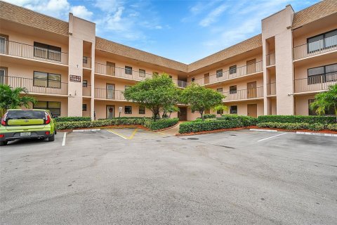 Condo in Sunrise, Florida, 2 bedrooms № 2193274 - photo 15