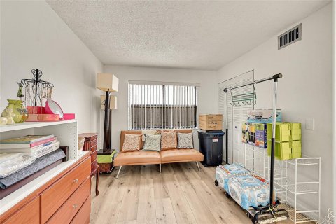 Condo in Sunrise, Florida, 2 bedrooms № 2193274 - photo 4