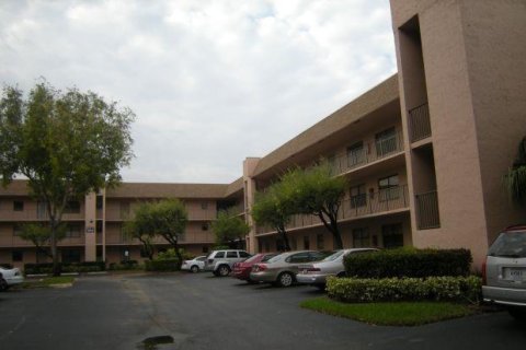Condo in Sunrise, Florida, 2 bedrooms № 2193274 - photo 16