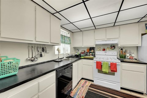 Condo in Sunrise, Florida, 2 bedrooms № 2193274 - photo 11