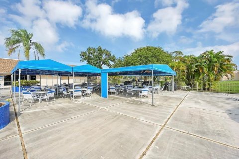 Condo in Sunrise, Florida, 2 bedrooms № 2193274 - photo 28