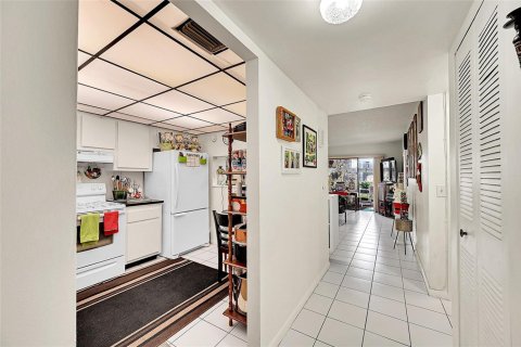 Condo in Sunrise, Florida, 2 bedrooms № 2193274 - photo 14