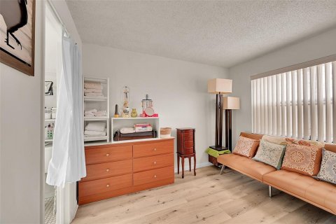 Condo in Sunrise, Florida, 2 bedrooms № 2193274 - photo 3