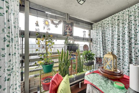 Condo in Sunrise, Florida, 2 bedrooms № 2193274 - photo 9