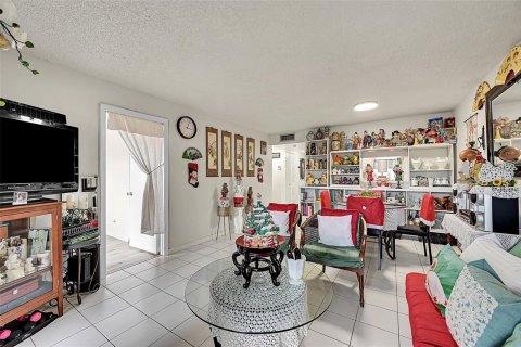 Condo in Sunrise, Florida, 2 bedrooms № 2193274 - photo 12