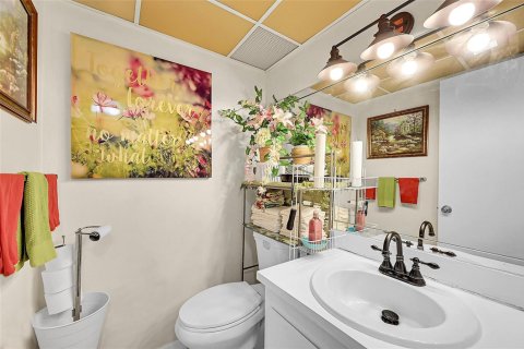 Condo in Sunrise, Florida, 2 bedrooms № 2193274 - photo 2