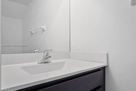 Villa ou maison à louer à Homestead, Floride: 3 chambres, 141.58 m2 № 2046431 - photo 13