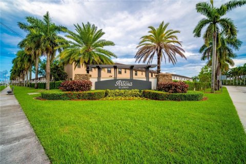 Villa ou maison à louer à Homestead, Floride: 3 chambres, 141.58 m2 № 2046431 - photo 3