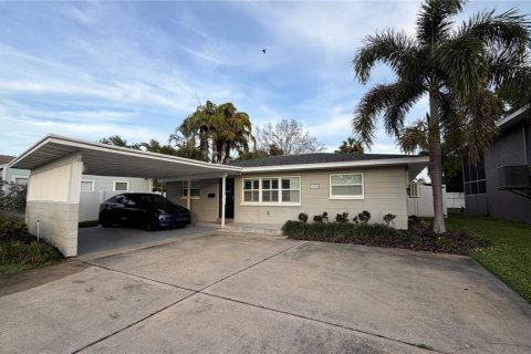 House in Saint Petersburg, Florida 3 bedrooms, 132.66 sq.m. № 2206159