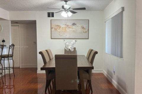 Condo in Hialeah, Florida, 2 bedrooms  № 1713764 - photo 8