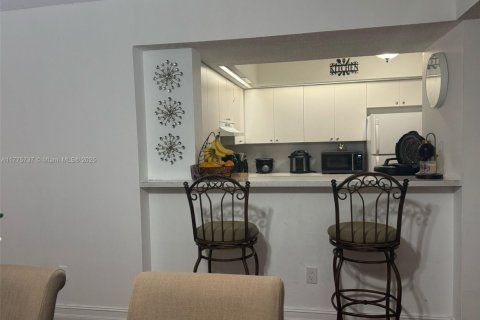 Condo in Hialeah, Florida, 2 bedrooms  № 1713764 - photo 7
