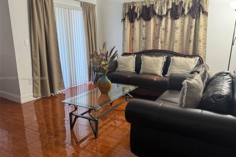 Condo in Hialeah, Florida, 2 bedrooms  № 1713764 - photo 2