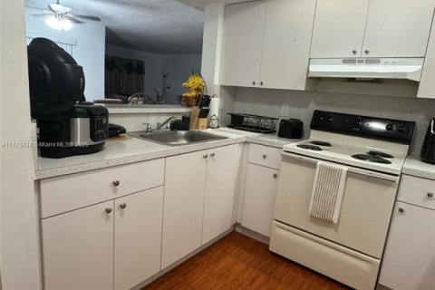 Condo in Hialeah, Florida, 2 bedrooms  № 1713764 - photo 5