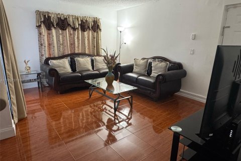 Condo in Hialeah, Florida, 2 bedrooms  № 1713764 - photo 1