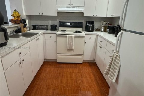 Condo in Hialeah, Florida, 2 bedrooms  № 1713764 - photo 4