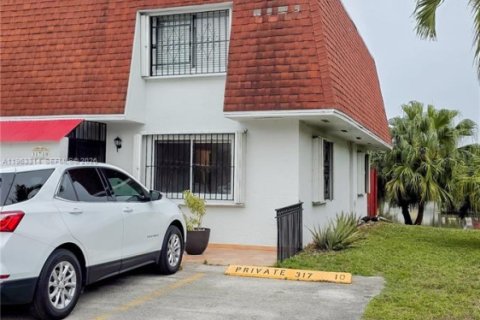 Copropriété à louer à Miami, Floride: 3 chambres, 143.53 m2 № 2025173 - photo 2