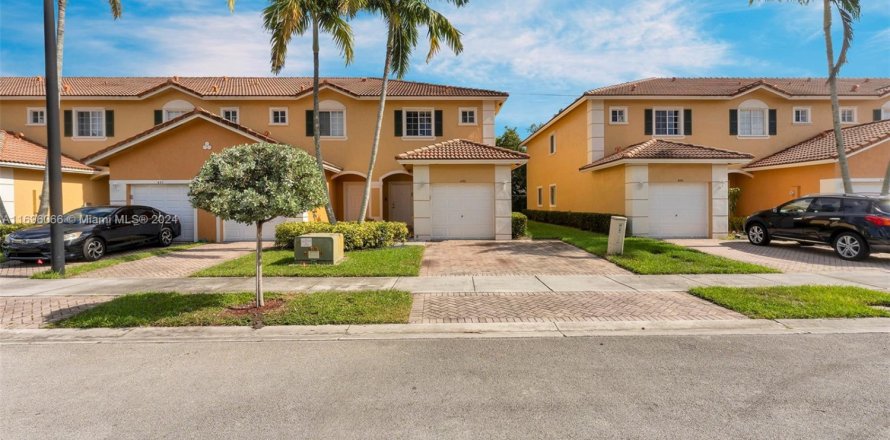 Townhouse in Margate, Florida 3 bedrooms, 125.98 sq.m. № 1693868