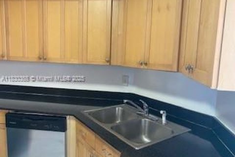 Condo in Lauderhill, Florida, 2 bedrooms  № 1806046 - photo 2