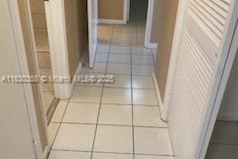 Condo in Lauderhill, Florida, 2 bedrooms  № 1806046 - photo 8