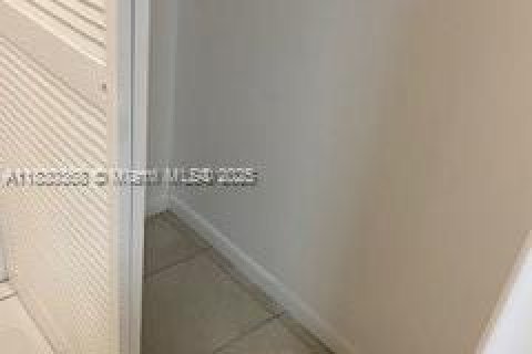 Condo in Lauderhill, Florida, 2 bedrooms  № 1806046 - photo 7