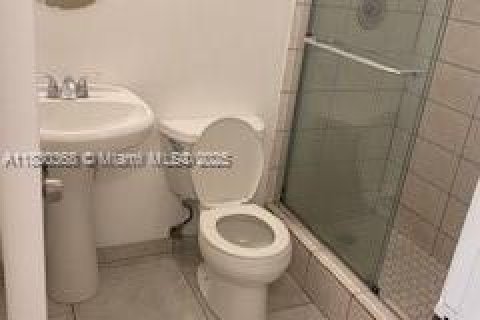 Condo in Lauderhill, Florida, 2 bedrooms  № 1806046 - photo 5