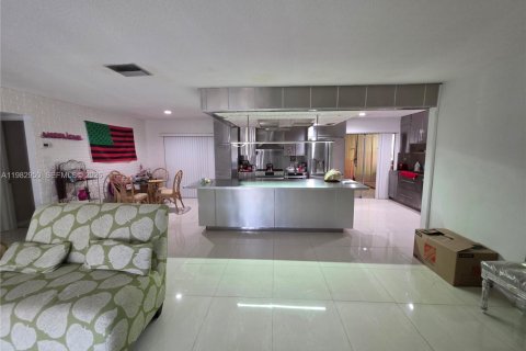 Купить виллу или дом в Тамарак, Флорида 2 спальни, 146.69м2, № 2045447 - фото 8