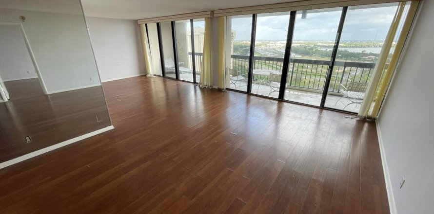 Condominio en West Palm Beach, Florida, 2 dormitorios № 1116978