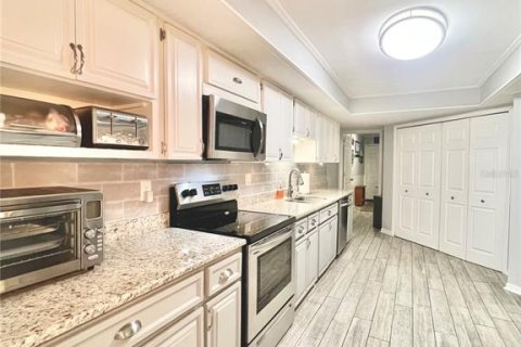 House in Palm Harbor, Florida 3 bedrooms, 205.69 sq.m. № 1550383 - photo 13