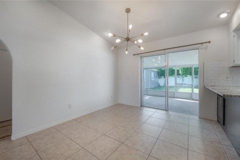 House in Lutz, Florida 4 bedrooms, 127.46 sq.m. № 2403685 - photo 5