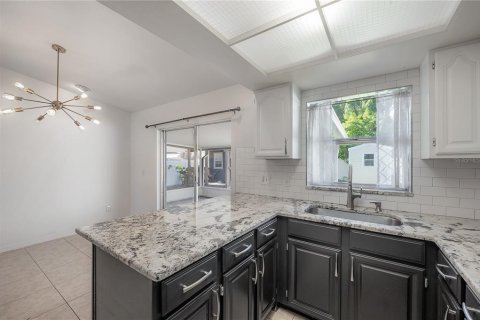House in Lutz, Florida 4 bedrooms, 127.46 sq.m. № 2403685 - photo 7