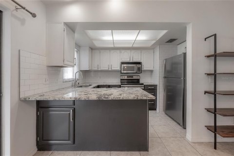House in Lutz, Florida 4 bedrooms, 127.46 sq.m. № 2403685 - photo 6