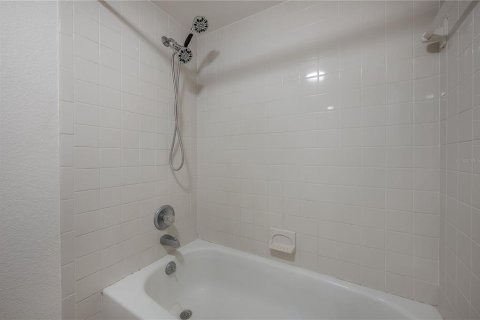 House in Lutz, Florida 4 bedrooms, 127.46 sq.m. № 2403685 - photo 17
