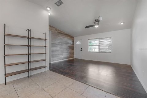 House in Lutz, Florida 4 bedrooms, 127.46 sq.m. № 2403685 - photo 4