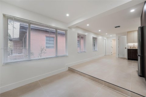 Villa ou maison à louer à Miami, Floride: 3 chambres, 98.85 m2 № 2023972 - photo 4