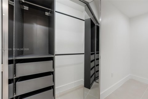 Villa ou maison à louer à Miami, Floride: 3 chambres, 98.85 m2 № 2023972 - photo 13